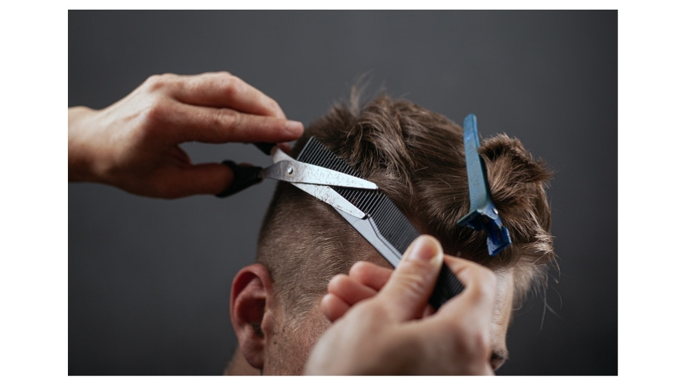 Detalle de corte con tijera sobre el pelo