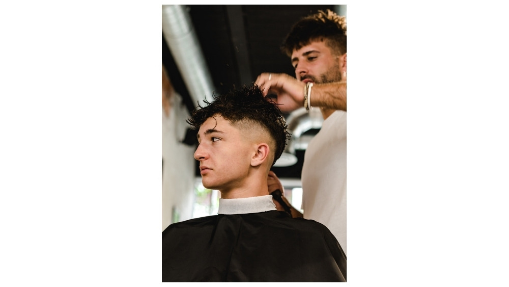 Cliente recibiendo un corte de perfil
