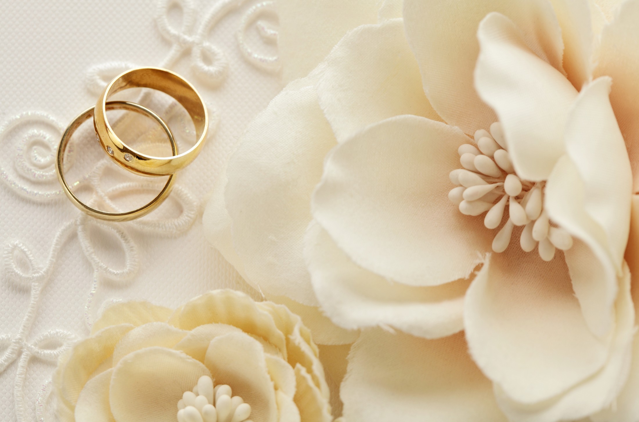 Detalle de las manos de los novios con anillos