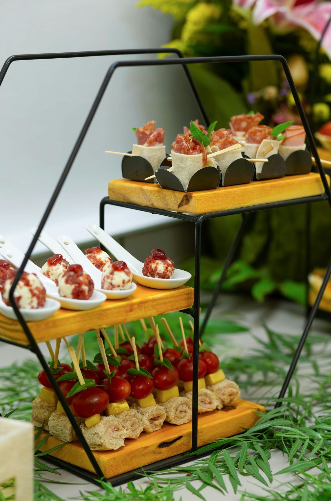 Mesa de canapés elegante para un evento al aire libre