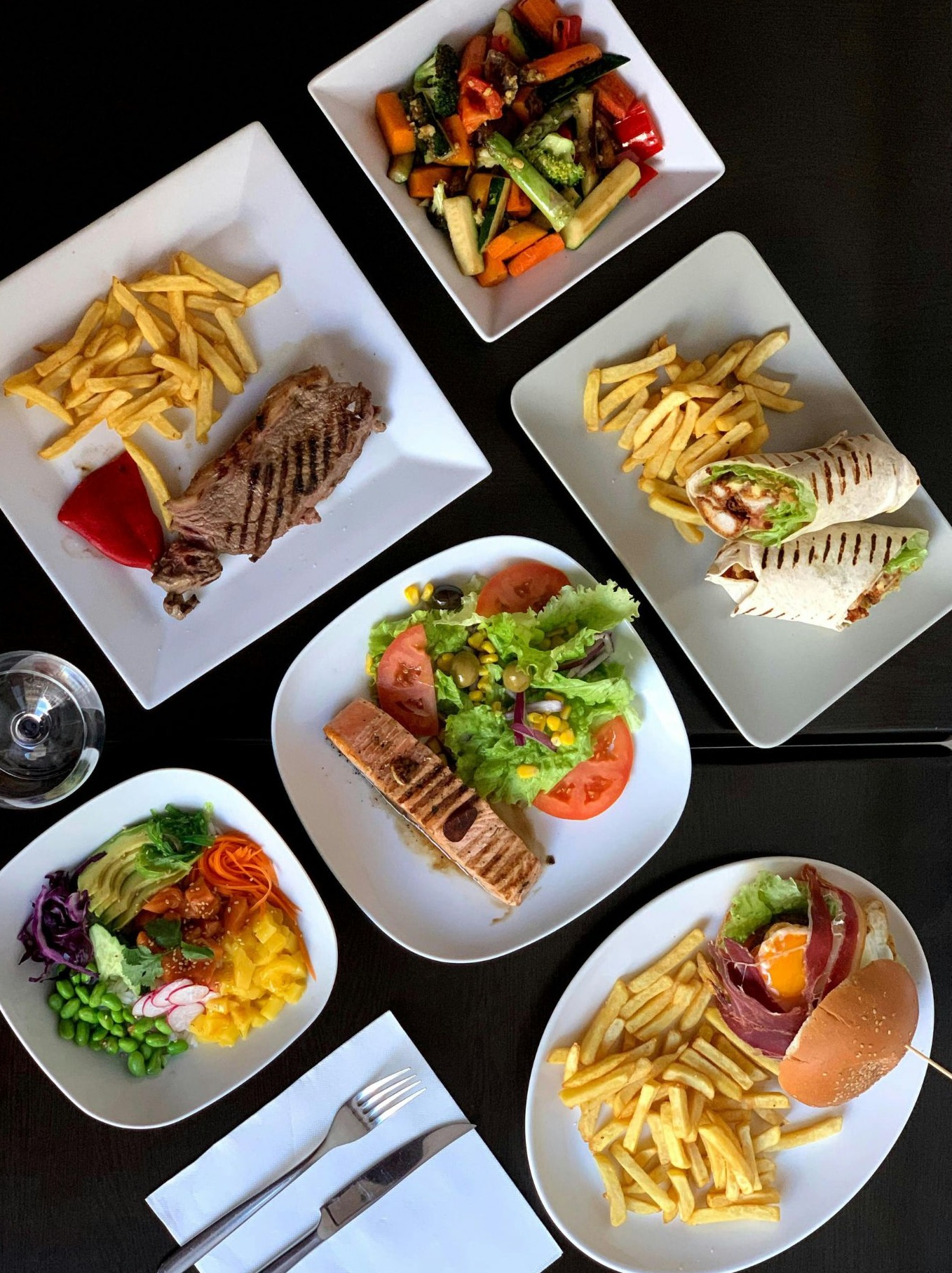 Selección de platos variados para almuerzo corporativo